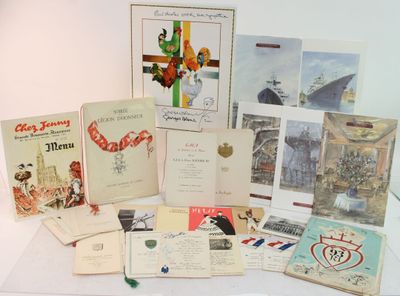 de nombreux livres anciens et cartes postales posés sur une table