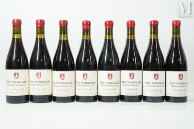 six bouteilles de vin rouge alignées sur une surface blanche
