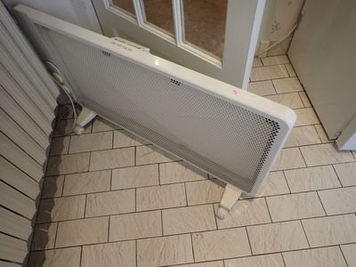 un radiateur posé au sol près d'une porte