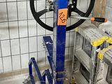 une photo d'un pont élévateur dans un garage