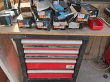 un établi sur lequel sont posés de nombreux outils