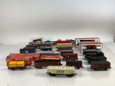 un grand nombre de trains miniatures qui se trouvent sur la table