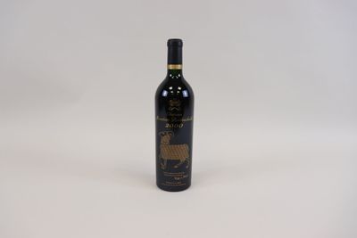 la bouteille de vin est posée sur une surface blanche