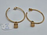 une paire de boucles d'oreilles en or