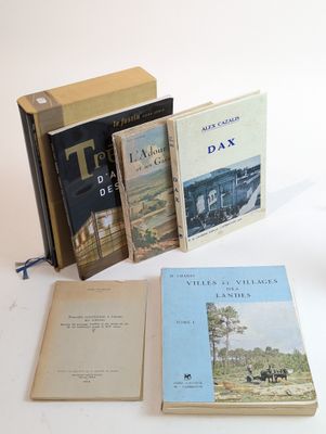 Plusieurs livres sont posés sur une table, à côté d'une tasse de café