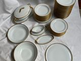 un grand nombre d'assiettes posées sur une table