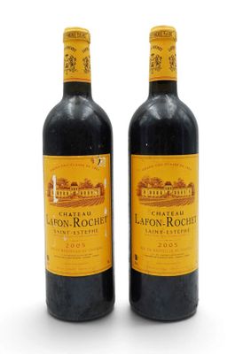 deux bouteilles de vin posées l'une à côté de l'autre sur une surface blanche