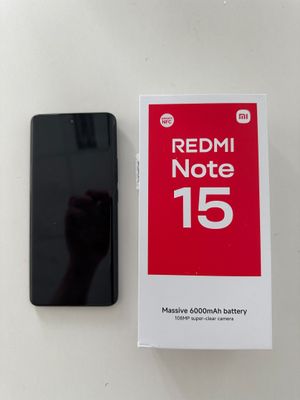 Le Redmi Note 5 se trouve à côté d'une boîte de Redmi Note 5