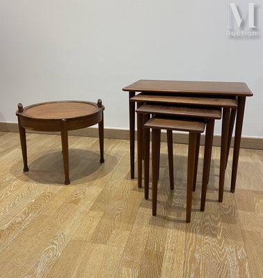 Suite de quatre tables gigogne en teck. - Photo 1