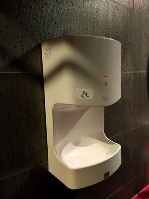 deux lavabos dans des toilettes publiques, surmontés d'un miroir