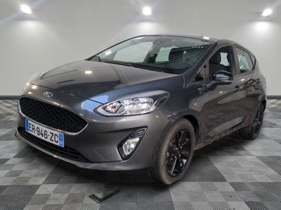 La nouvelle Ford Fiesta est garée dans le showroom.