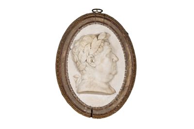 un portrait ancien sculpté représentant un homme de profil sur fond blanc