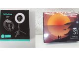 deux boîtes sur lesquelles sont posés un appareil photo et une lampe de poche