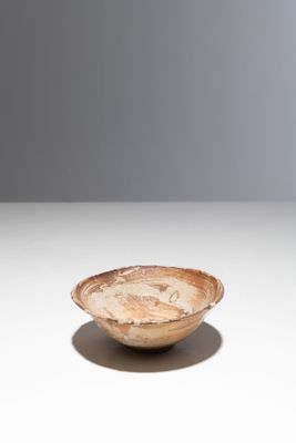 une photo d'un bol en bois posé sur une table