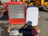 un réfrigérateur blanc posé sur une palette, à côté d'une machine rouge