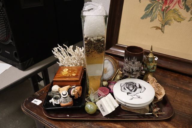 Lot de deux plateaux (sans les plateaux) objets de décoration et ...