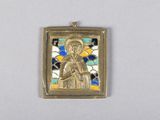 une image représentant un pendentif en or sur lequel figure une femme tenant un enfant dans ses bras