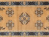 un gros plan d'un tapis avec une bordure bleue sur fond blanc
