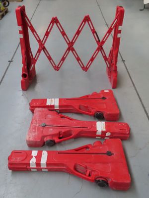 trois colliers de serrage rouges posés au sol, les uns à côté des autres