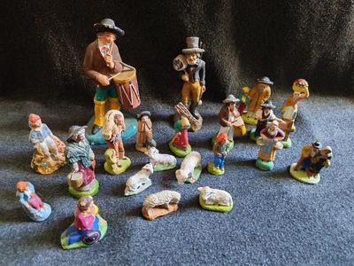 Réunion de santons provençaux en plâtre et argile, de la pre…