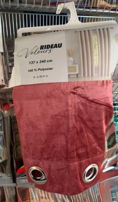 un panier rempli de serviettes et d'autres articles à vendre