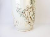 un vase blanc orné d'une peinture représentant un arbre