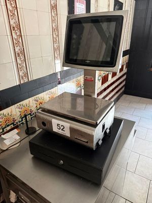 une photo d'une caisse enregistreuse posée sur un comptoir dans un magasin