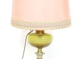 une lampe surmontée d'un abat-jour rose