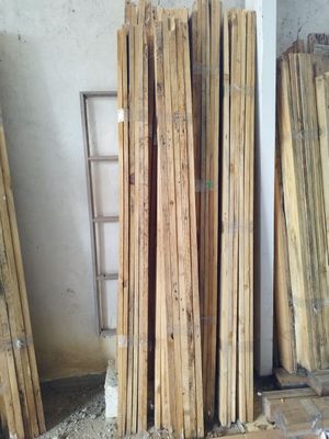 plusieurs pièces de bois sont empilées dans une pièce