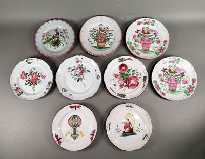 six assiettes ornées de motifs floraux sont disposées sur un fond gris