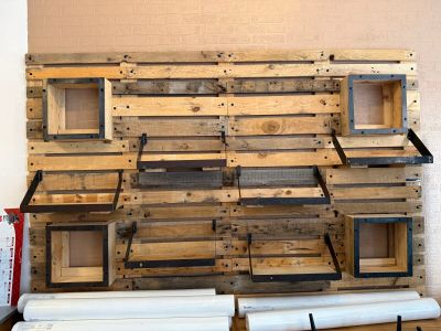 des palettes en bois empilées les unes sur les autres dans une pièce