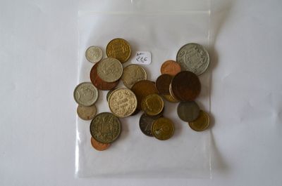 un sac de pièces posé sur une table, avec une étiquette de prix dessus