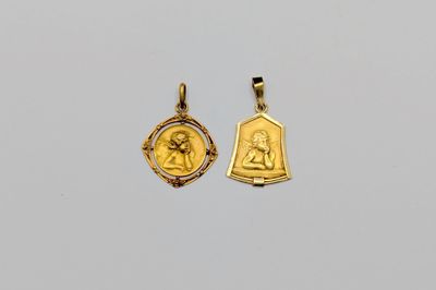 deux pendentifs en or représentant la Vierge à l'Enfant