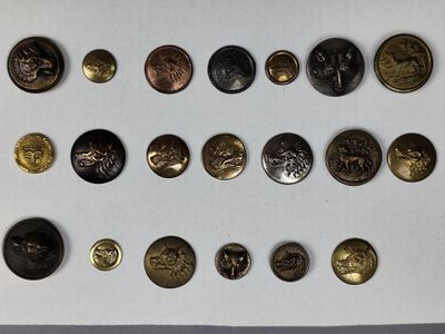 un gros plan sur une table sur laquelle se trouve un tas de pièces de monnaie