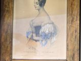 tableau représentant une femme en robe bleue, dans un cadre en bois