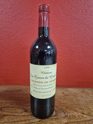 une bouteille de vin posée sur une table