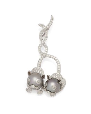 paire de boucles d'oreilles en perles et diamants, signée Van Cleef