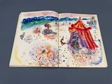 un livre ouvert sur lequel figure l'illustration d'une scène de plage