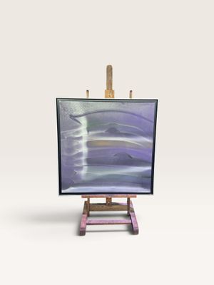 un chevalet sur lequel est posé un tableau, sur un fond blanc