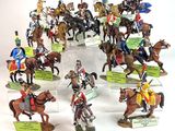 de nombreuses figurines de différents types sont exposées