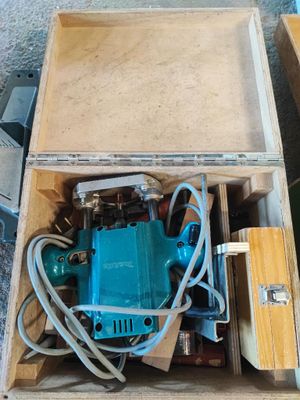 une boîte contenant un moteur électrique bleu