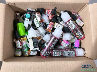 une boîte en carton remplie d'un assortiment de peintures et de colles
