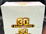 une image représentant une boîte blanche ornée d'un logo doré
