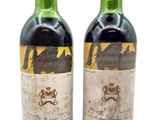 deux bouteilles de vin posées l'une à côté de l'autre sur une surface blanche