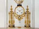 une vitrine contenant une horloge