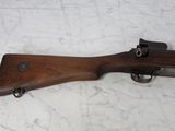 le fusil est posé sur la table, prêt à être utilisé