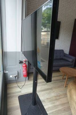 un téléviseur à écran plat posé sur un support dans un salon