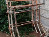 un tas de bois rouillé adossé à un mur de pierre