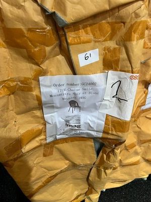 un morceau de papier posé par terre, avec une paire de ciseaux collée dessus
