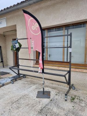 un drapeau rose hissé sur un mât à l'extérieur d'un bâtiment